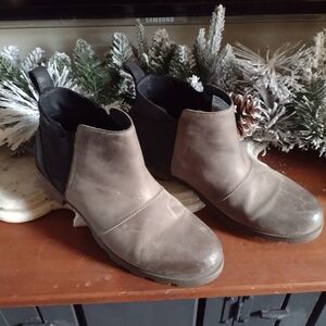 Sorel booties Size 10, taupe and black comfy elastic side and non-slip tread